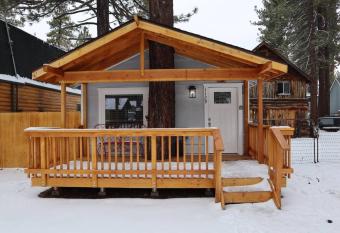 The Blue Lake Cabin! 1 min Walk to SnowPlay! allows 18 year olds to book a room