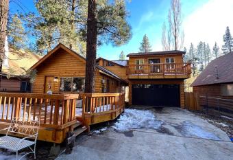 The RobinHood Retreat! A 1 min Walk to SnowPlay! has Balcony rooms