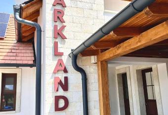 Barkland Apartman has Balcony rooms