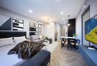 Homestay Vinhomes Smart City T  y M    H   N   i has Smoking/Balcony rooms