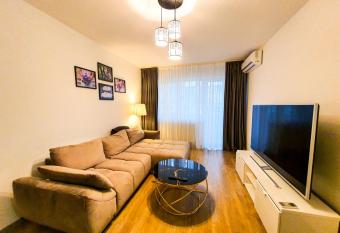 Luxurious Retreat 1BR Apartment with Netflix, Private Parking and self check in has Balcony rooms