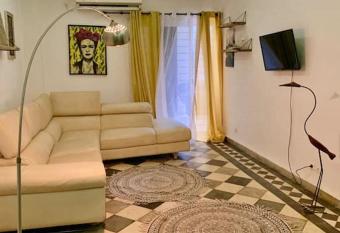 Chez Pablo: Spacieux et original 3 chambres    Dakar allows 18 year olds to book a room