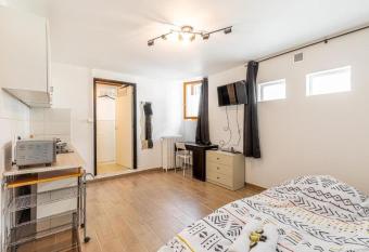 Studio atypique avec Jardin - Wifi - Transport allows 18 year olds to book a room