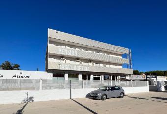 Pensi  n Casa Lucrecia has Balcony rooms