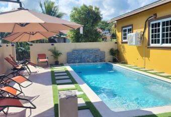 NC Cozy Estate With air-condition/WIFI/ Parking allows 18 year olds to book a room