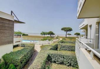 Apartement terrace with ocean and residence swimm A11 allows 18 year olds to book a room