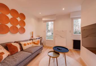 Le Veyrier - Nice Studio near the lake and the Old Town has rooms with a private hot tub