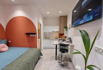 Les studios de Th  ophile - Calme absolu - Wifi - Centre historique has Balcony rooms