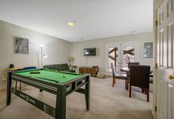 The Townhouse by the Creek! Relocation or Vacation has Balcony rooms