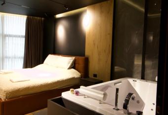 King   s Apartment has rooms with a private hot tub