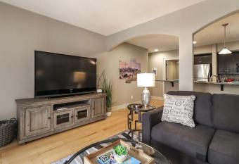 New Listing NFL HQ 3 Queen Beds allows 18 year olds to book a room