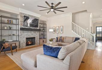 Pinnacle Place - Central Location in Rogers AR has Balcony rooms