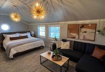 Private Townhouse Downtown 1BED 1Bath allows 18 year olds to book a room