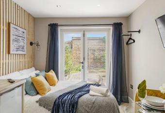 Boutique Heathrow Studio s - Parking - Garden allows 18 year olds to book a room