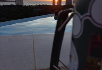 Espectacular apartamento con amplia vista al mar has rooms with a private hot tub