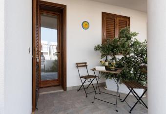 I Tre Golfi - Via Salvatore Quasimodo allows 18 year olds to book a room