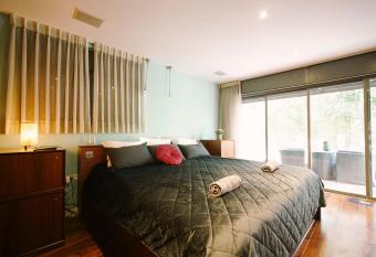 Ehad Ha-am Luxury Apartment By Nimi Group allows 18 year olds to book a room