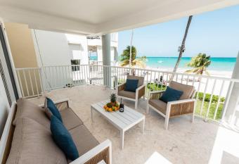 OCEANFRONT LUXURY 3 BEDROOM APARTMENT allows 18 year olds to book a room
