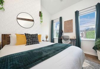 HostWise Stays - The Larryville - Amazing Bathroom, Perfect Location, Custom Build has Balcony rooms