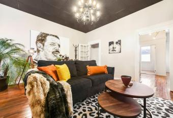 HostWise Stays - The Raymer - Famous Artist Home, Driveway Parking, Fire Pit has Balcony rooms