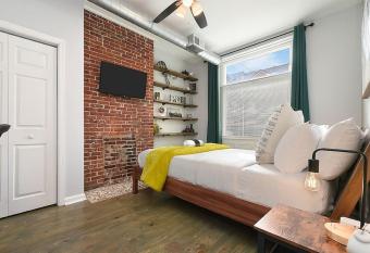 HostWise Stays - The James Apt 1 - Patio, Free Street Parking has Balcony rooms