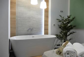 Rom  ntico estudio centro de Algeciras allows 18 year olds to book a room