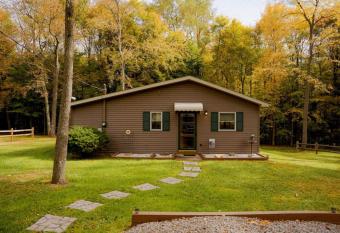 Maple Creek Cabin, minutes from Cook Forest, ANF has Balcony rooms