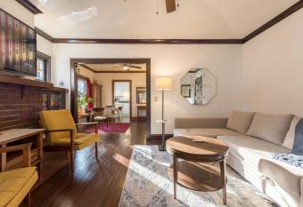 Franklin Historical District 2 bedrooms has Balcony rooms