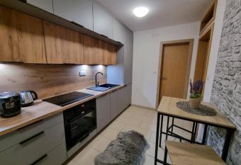 SKI Makov - Apartm  ny Javorn  k a   erenka has Balcony rooms