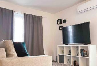 The Nest- Modern and homely 1bed apartment has Balcony rooms