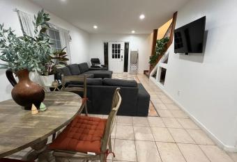 Casa de Abuelos, 2bd guest house, Parking, Jacuzzi, Biola, Disney, Knotts has Balcony rooms