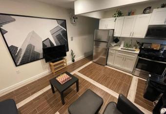 Elegant Room close to Manhattan! allows 18 year olds to book a room