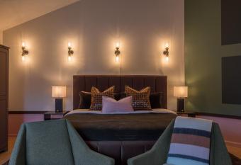 The Mountain Den has rooms with a private hot tub