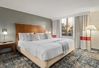 315 Loso Hotel Airport allows 18 year olds to book a room