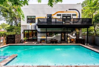 Massive Home Close to Downtown with Pool and Hot Tub has Smoking/Balcony rooms