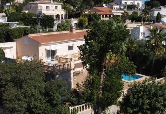 habitaci  n con techo inclinado y vista al mar has Balcony rooms