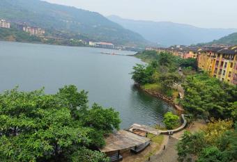 Studio has Balcony rooms