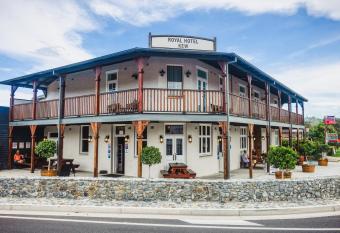 Royal Hotel Kew has Balcony rooms