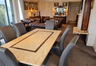 Beachfront Lux The Esplanade Phillip Island has rooms with a private hot tub