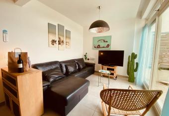 Escapade au Soleil B002 allows 18 year olds to book a room