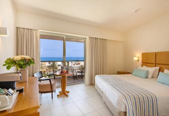 Minos Hotel allows 18 year olds to book a room