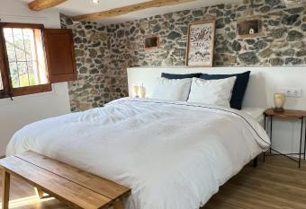 Can Jan Vives allows 18 year olds to book a room