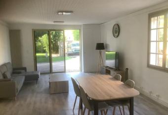 Le chant de la sorgue has Balcony rooms