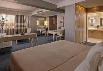 Airotel Alexandros allows 18 year olds to book a room