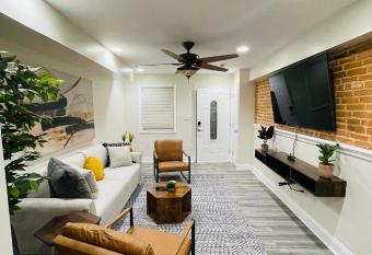 Cozy home with rooftop deck-downtown baltimore has Balcony rooms