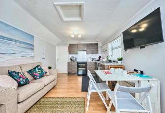 Portrush By The Sea - 4 Golf Terrace has Balcony rooms