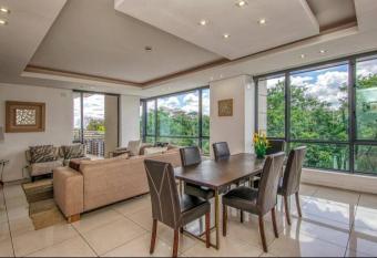 The Regent - Luxury apartment has rooms with a private hot tub