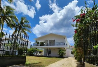 La Villa C  ti  re allows 18 year olds to book a room