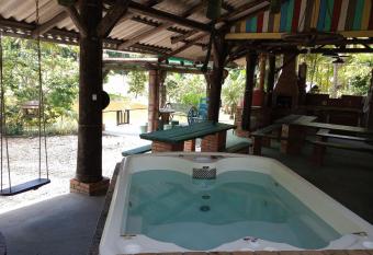 Sitio Libardo em Meio a Natureza - Nova Trento has rooms with a private hot tub