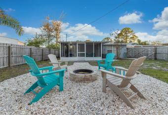 The Happy Heron- Fire Pit and Bikes 2 Min to Beach allows 18 year olds to book a room